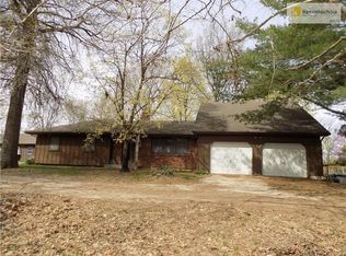 962 Jw Cummins Rd, Oak Grove, MO 64075