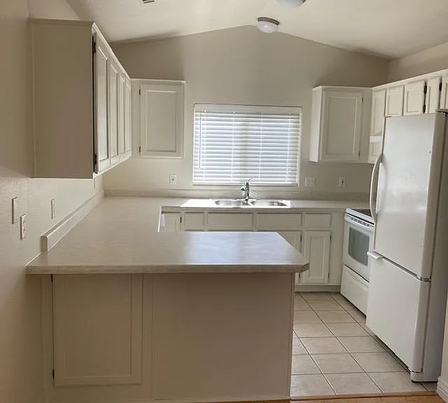 444 Sunland Dr — Photo 3