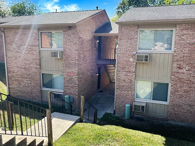 Twin Gables Apartments — Photo 11
