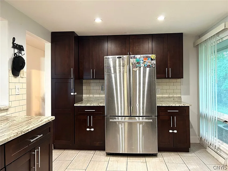 302 Oakridge Dr — Photo 13