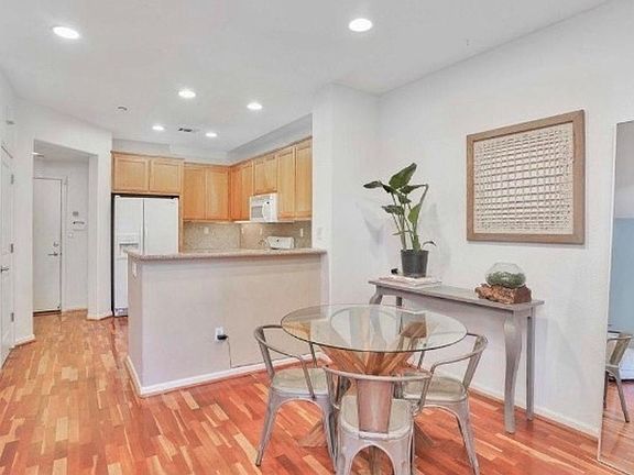 3rd image of 415 Presidio St