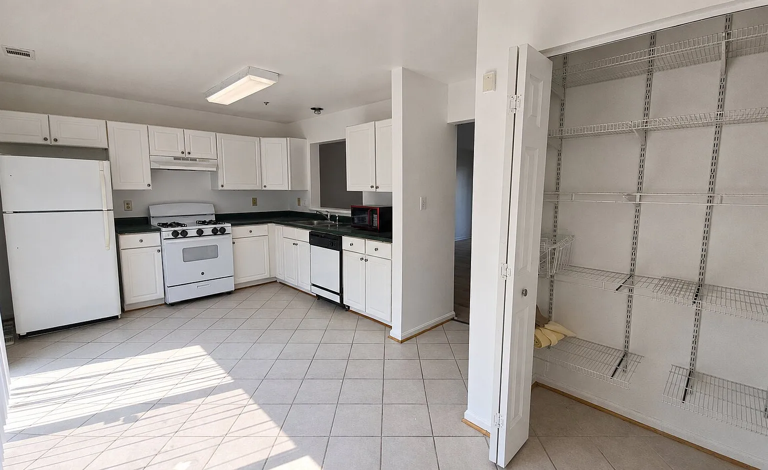 Spacious 3-BR Townhome for Rent in Garrison Overlook — Photo 4