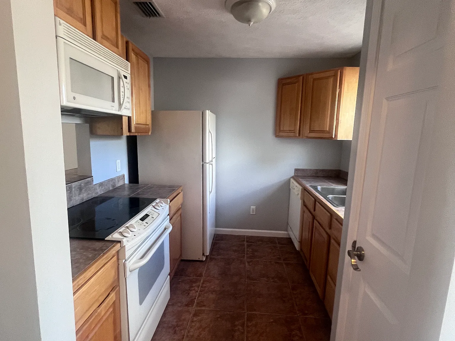 1033 W 11th Court — Photo 3