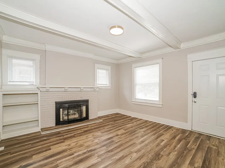 1346878_020_living_room_12967849.jpg