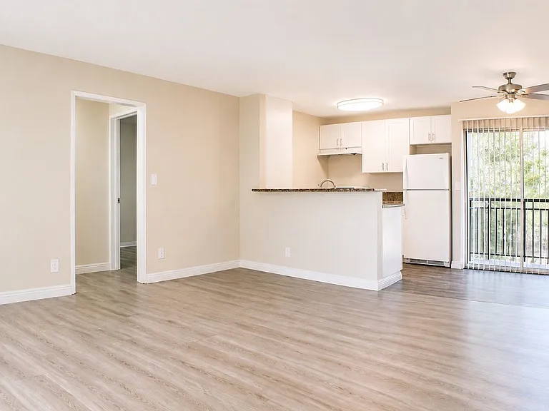 Reseda Gardens Apartments — Photo 5