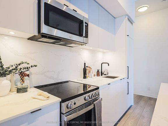 3rd image of 285 Dufferin St #202
