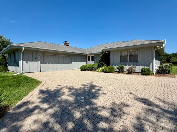 195 Clover Hill Ln, North Barrington, IL 60010