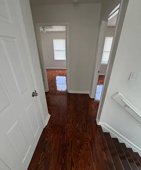 525 E Hall Ln — Photo 2