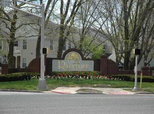 22 Tulip Ln, Freehold, NJ 07728