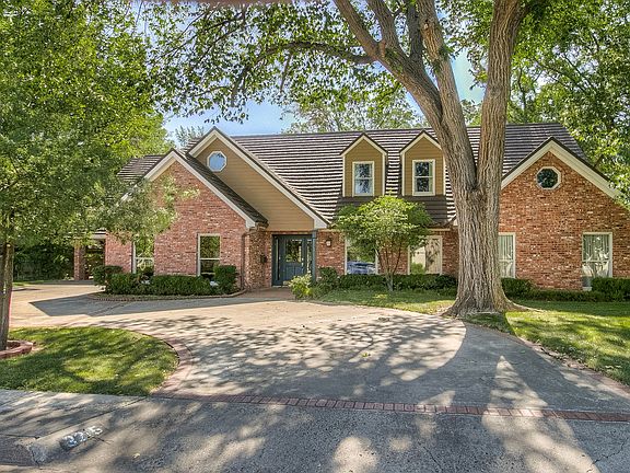 2nd image of 3215 Hawthorne Dr