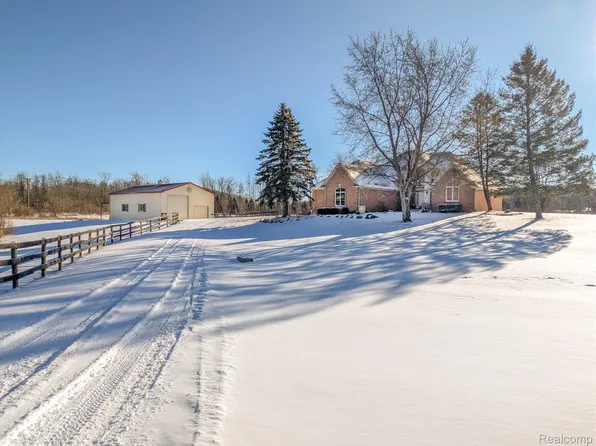 2051 E Oakwood Rd, Oxford, MI 48370