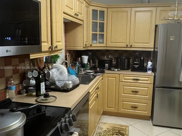8625 NW 8th St APT 310, Miami, FL 33126