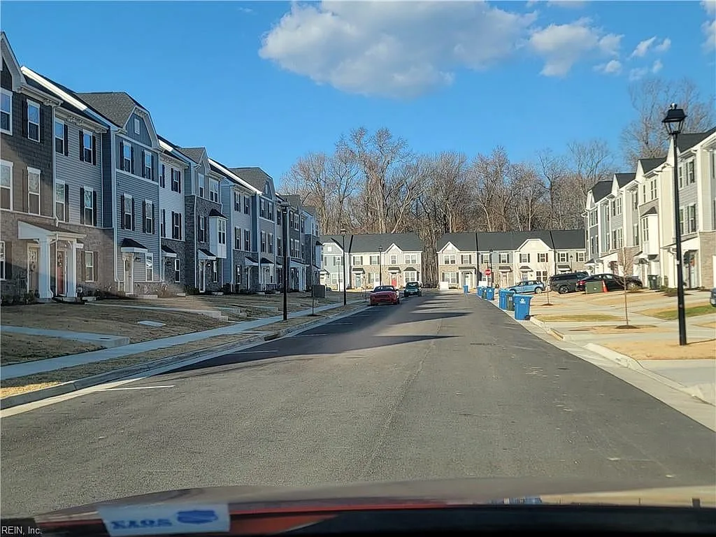 3 bed, 2.5 bath, 1577 sqft, $2,700 — Photo 4