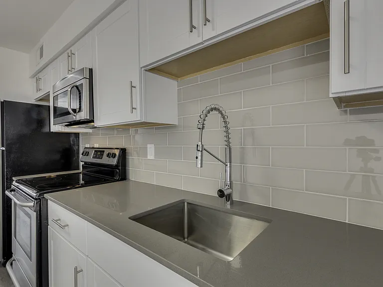 $0 First Month Rent! Remodeled 2 Bed Casita w/ Private Patio, W/D & Pool — Photo 14