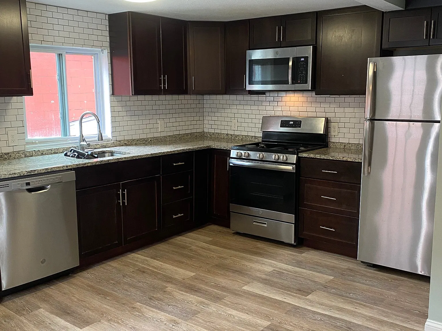 Beautiful Modern 2 bedroom 1 Bathroom multi level apartment. Conveniently located near common routes — Photo 3