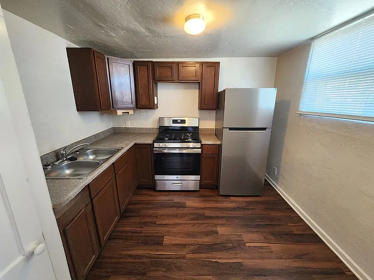 1037 Brownlee Ave — Photo 6