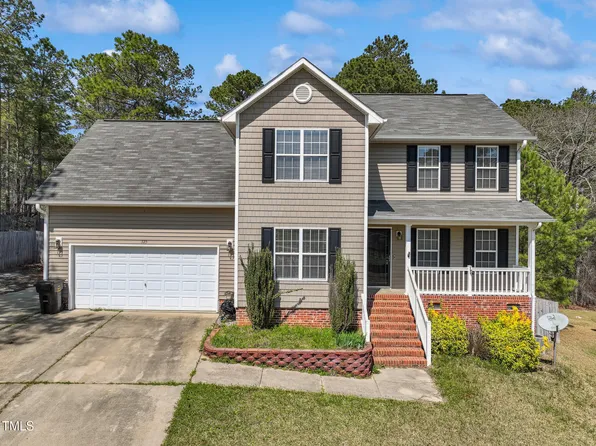 315 Cobblestone Dr, Spring Lake, NC 28390