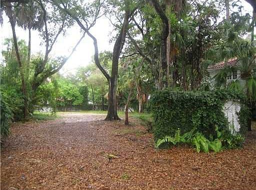 3rd image of 416 S Royal Palm Way