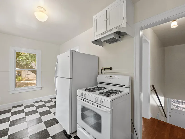 107 E Gibson St — Photo 10