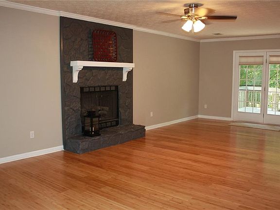 3rd image of 2046 Vicksburg Dr