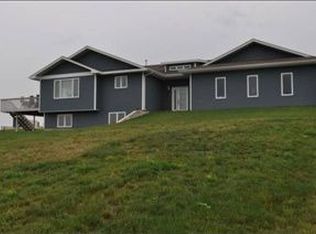 611 Hilltop St NW, Minot, ND 58703