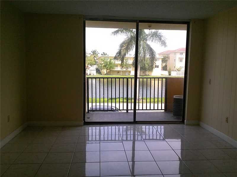 2nd image of 2075 NE 164th St APT 202
