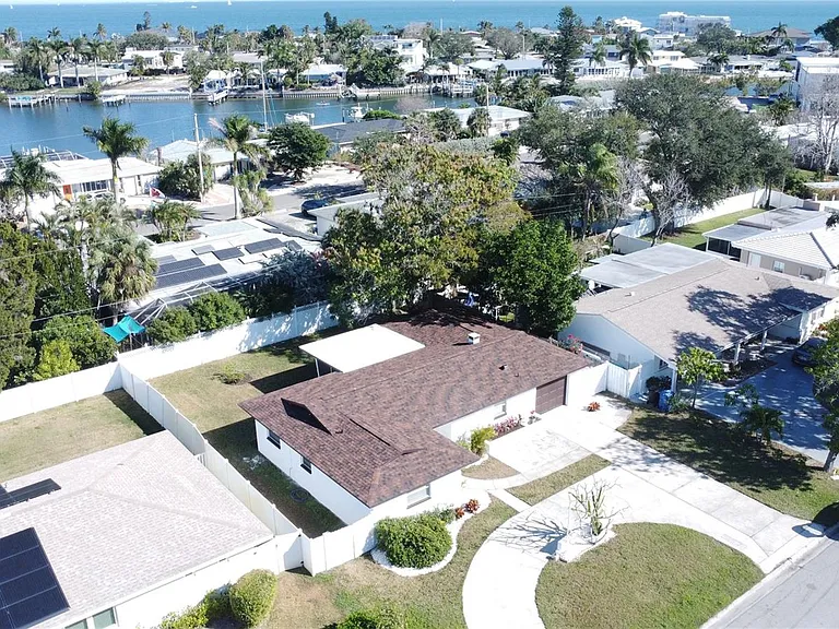 2502 Tropical Shores Dr SE — Photo 3