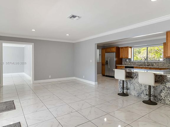 3rd image of 913 SW 49th Ave