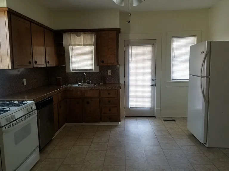 1512 W Walnut St — Photo 4
