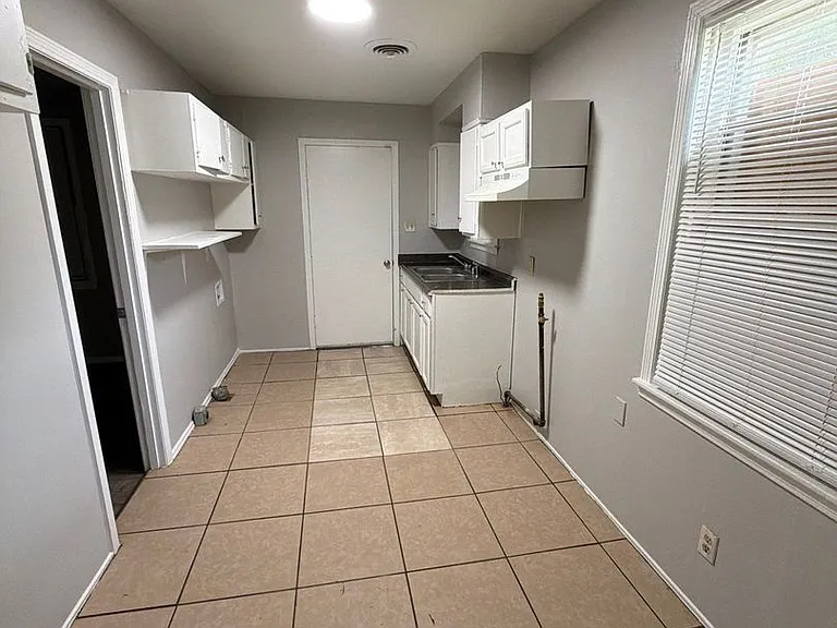 1541 Roosevelt Ave — Photo 16