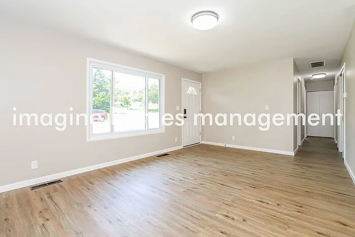 3 bed, 1.0 bath, 1025 sqft, $2,095 — Photo 3