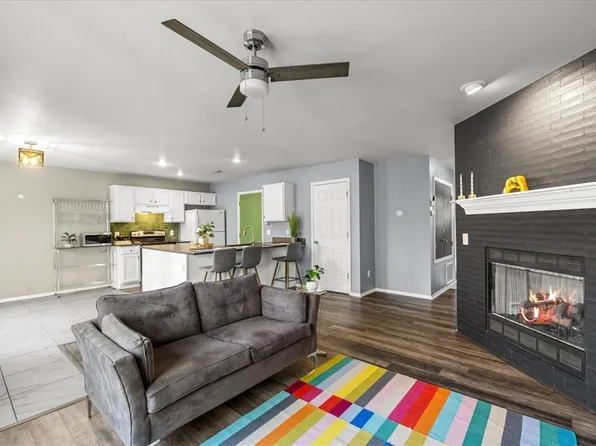 894 W Peachtree Dr, Fayetteville, AR 72703