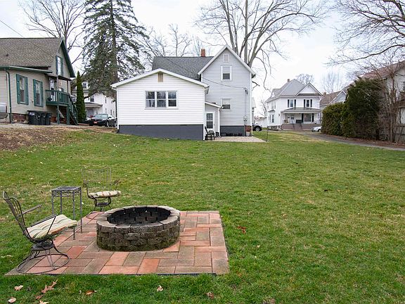 3rd image of 221 S Oak St