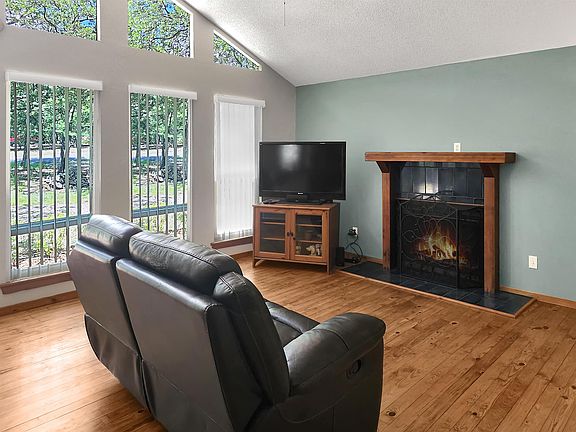 3rd image of 168 Knollwood Ln