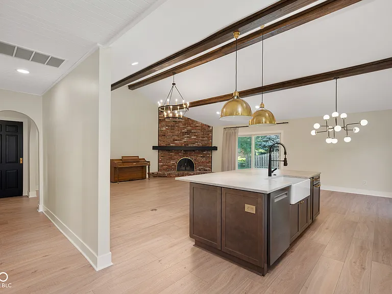 910 Williamsburg Ln — Photo 13
