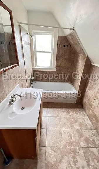 1912 Greenwood Ave — Photo 6