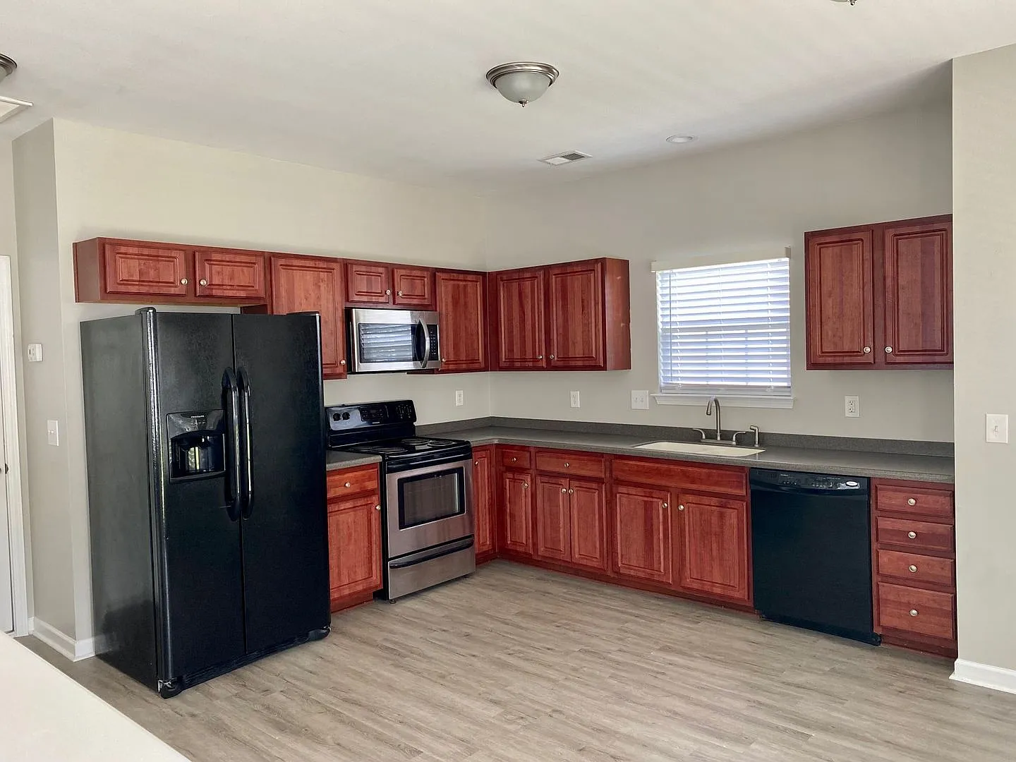 Spacious 3-Bedroom Long Term Rental - Summerville, SC — Photo 2