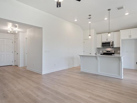 5th image of 313 Pergola St