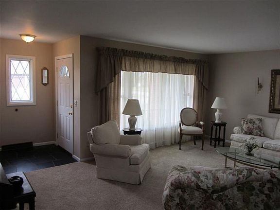 4th image of 610 Birchwood Ct