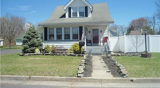 2nd image of 424 Main St