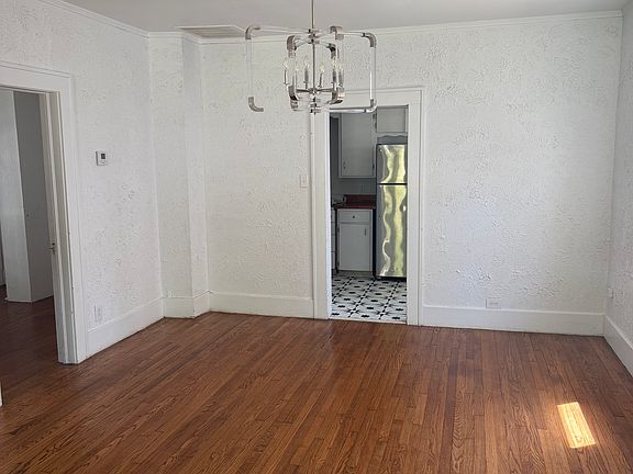 4th image of 320 W 7th Ave