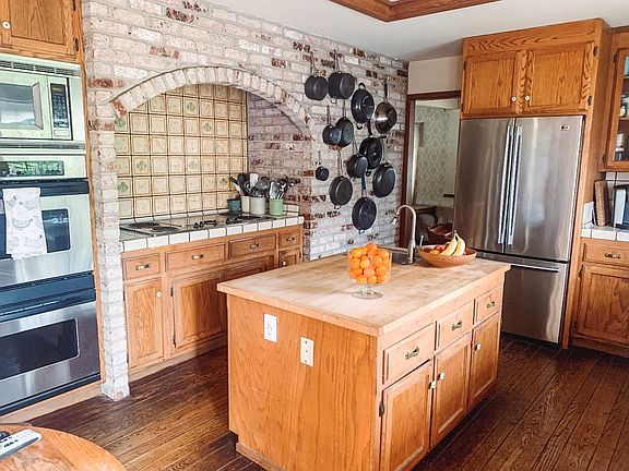 3rd image of 355 Clarke Ln