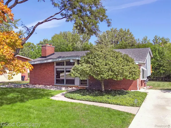 29634 Westbrook Pkwy, Southfield, MI 48076