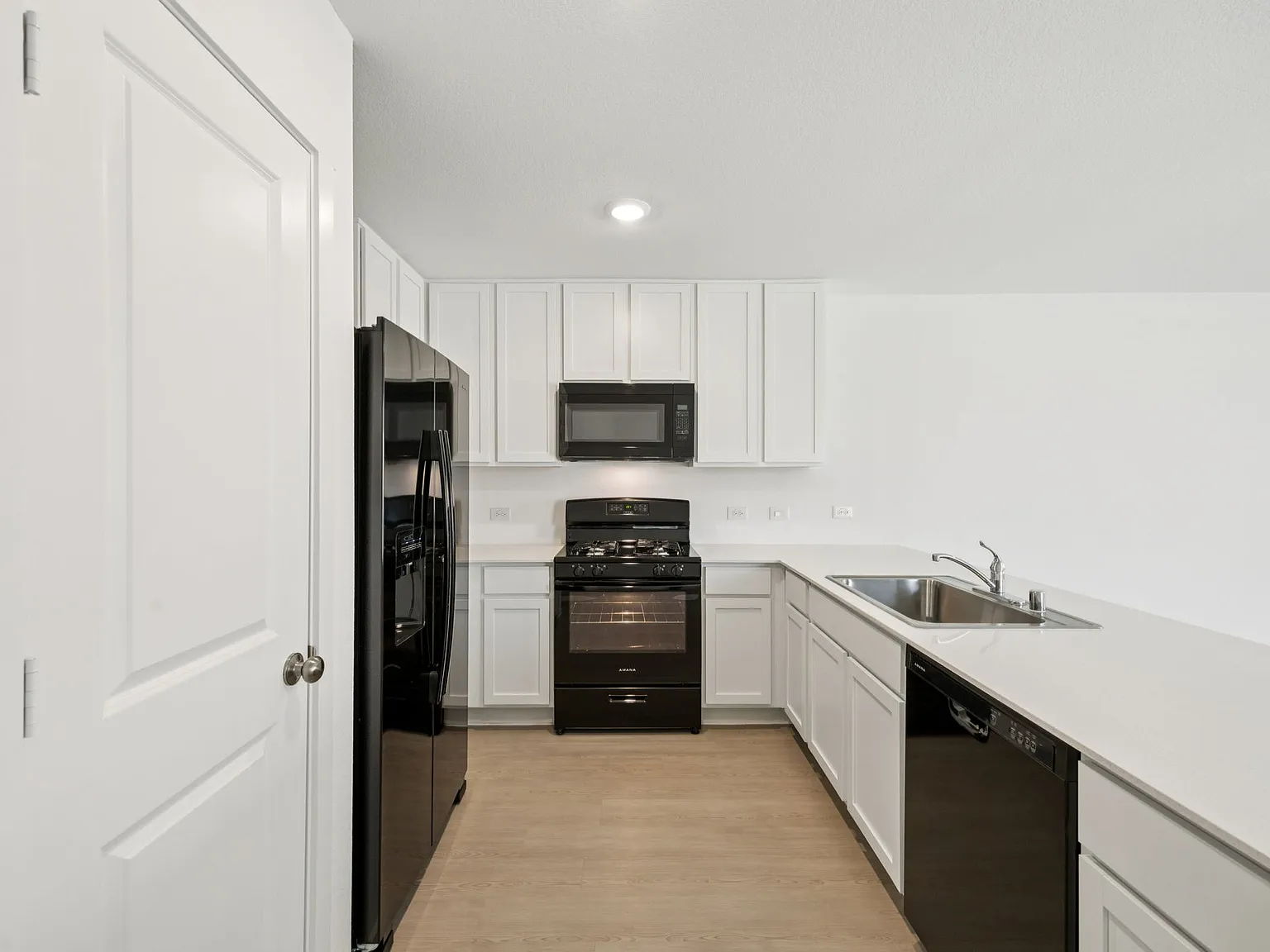 3 bed, 1402 sqft, $1,950 — Photo 3