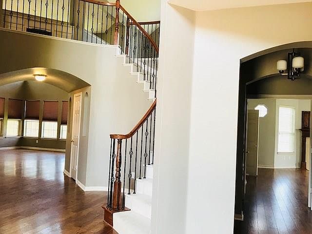 2nd image of 1715 Knoll Ct