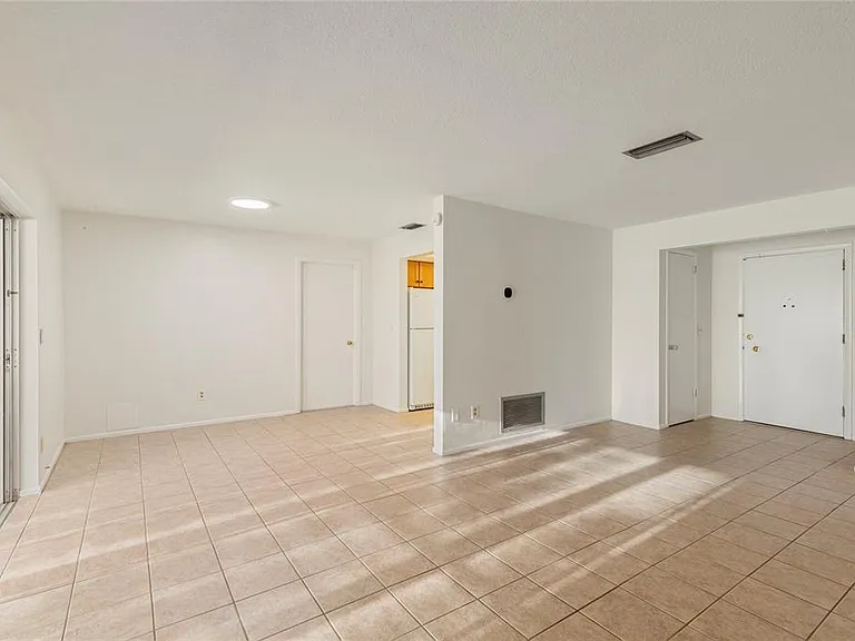 1248 Lazy Lake Rd W — Photo 8