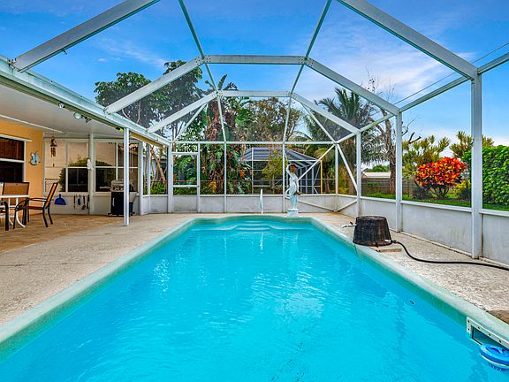 2nd image of 1556 SE Croquet Street