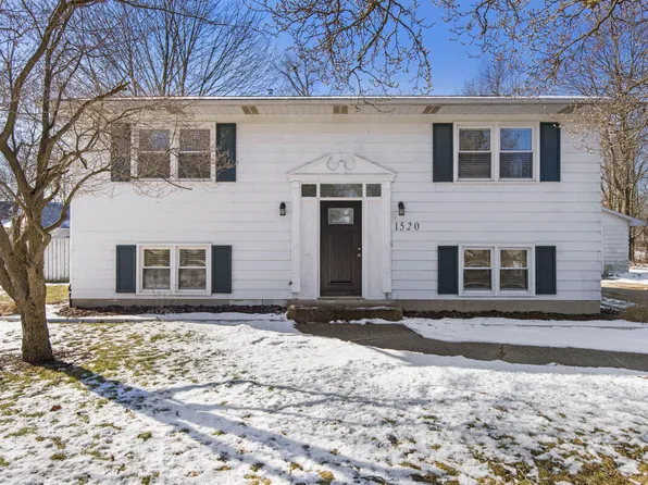 1520 Beechwood Dr, Jenison, MI 49428