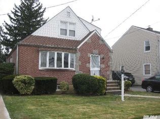 636 S 9th St, New Hyde Park, NY 11040