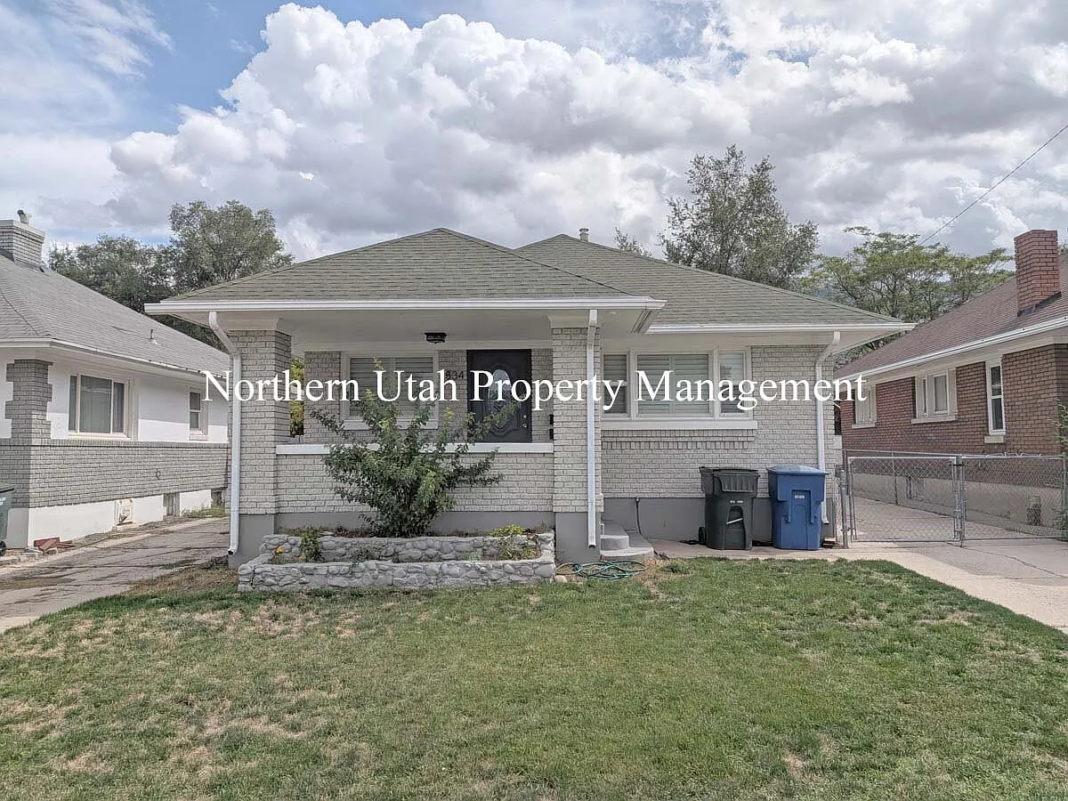 3 bed, 3.0 bath, 1664 sqft, $2,300 — Photo 1